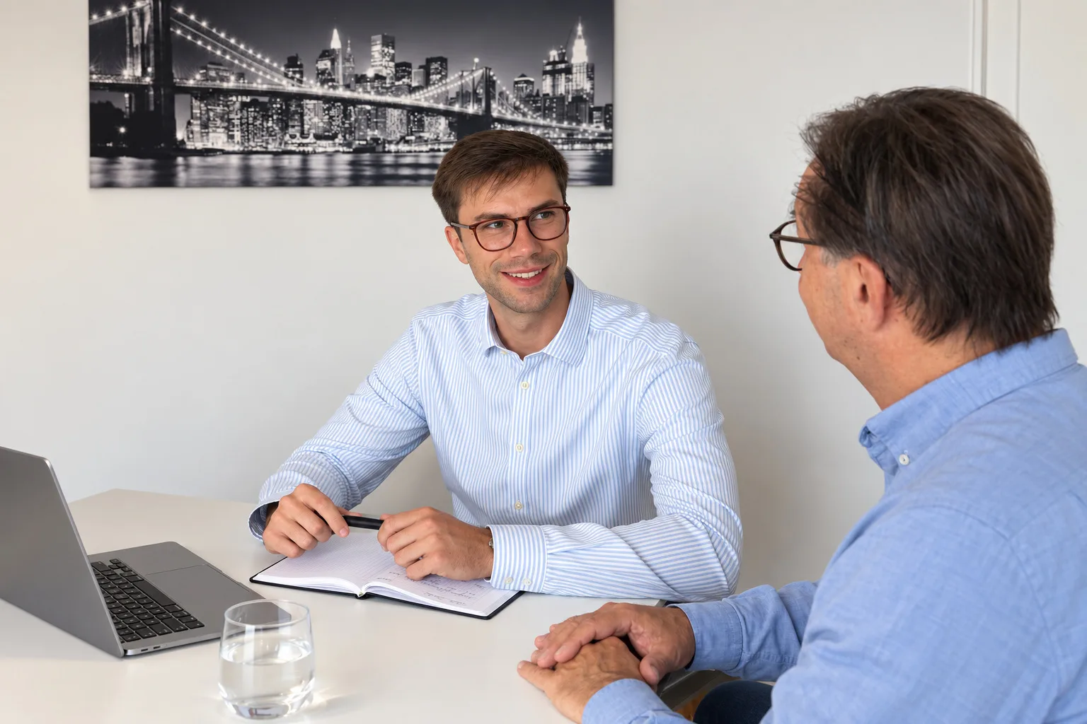 Felix Donder im Beratungsgespräch mit einem Kunden am Tisch
